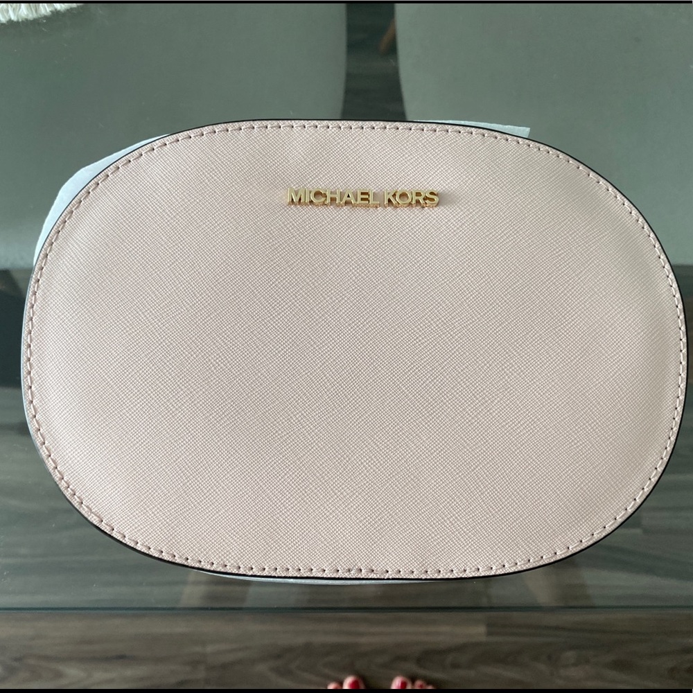 Jet Set Travel Medium Saffiano Leather Crossbody Bag